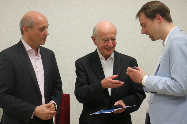 Herbert Thielen (Mitte), aktives CDU-Mitglied seit fast 50 Jahren, zusammen mit dem Kreisvorsitzenden Gottfried Milde (links) und dem Ortsverbands-Vorsitzenden Tobias Träxler